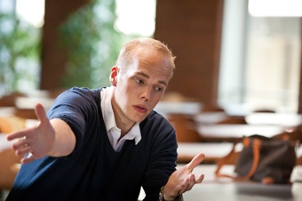 Chorleiter Jonas Dickopf bei einer Probe im Zentrum der Katholischen Hochschulgemeinde, 13.&nbsp;August 2009